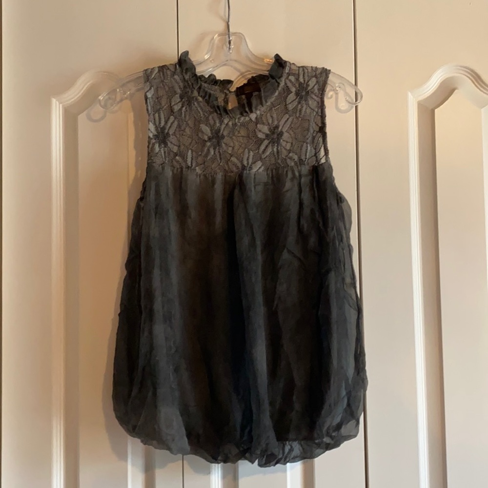 Sleeveless top with lace